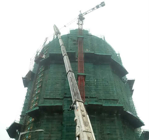 湛河吊车在工地上作业